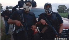 网友爆料拍到装甲车视频,神秘装甲车现身影，揭秘我国军事实力新动向