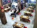 爆料烧烤店监控视频播放,烧烤店惊现惊人一幕，网友热议不断！