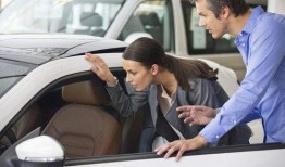 爆料渣女买车视频播放,引发网友热议