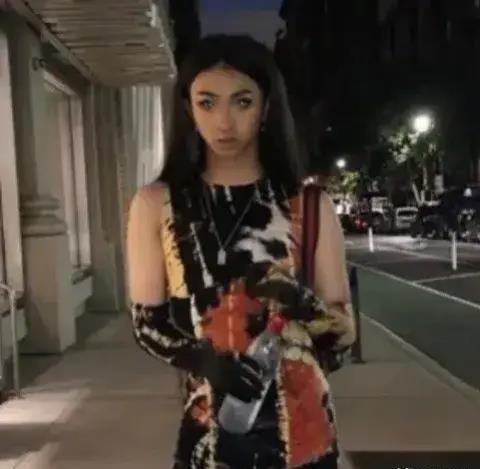 娱乐八卦吃瓜少女是谁啊,她是如何成为网络红人的?